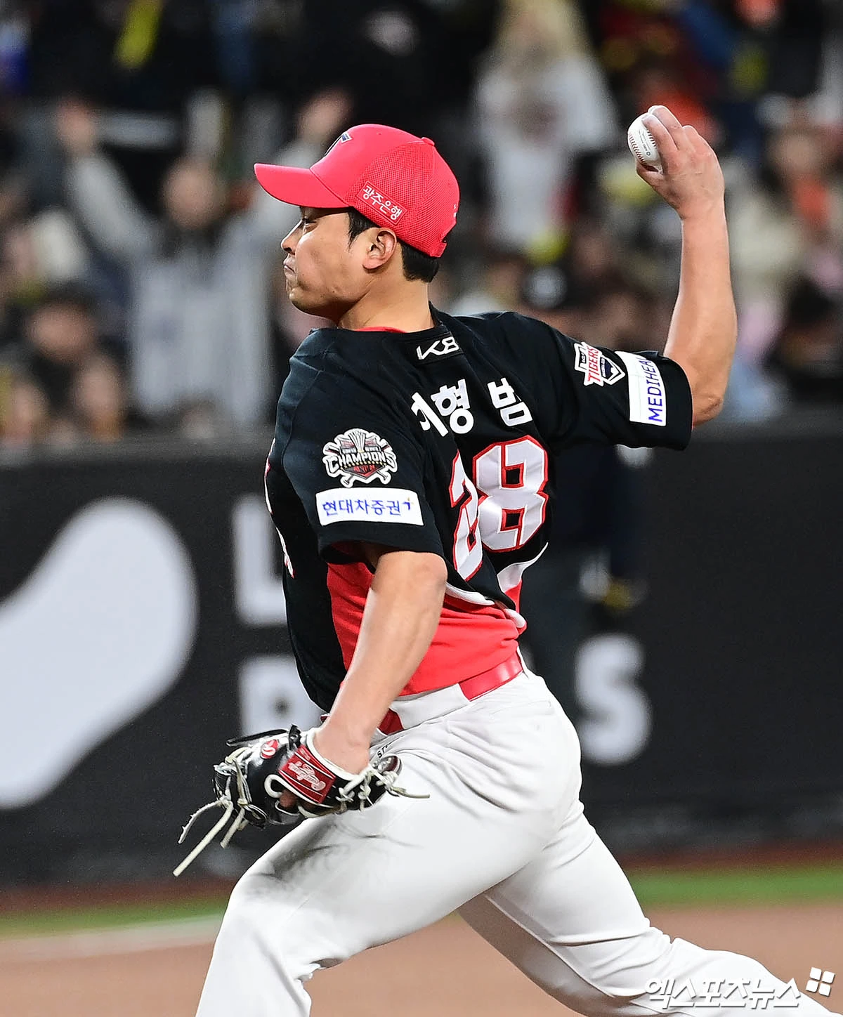 KIA 타이거즈가 23일 광주-KIA챔피언스필드에서 열린 2026 신한 SOL KBO리그 한화 이글스와의 정규시즌 12차전이 종료된 뒤 한화 이글스와 내야수 하주석, 투수 이형범을 맞바꾸는 트레이드를 진행했다. 이형범은 FA(자유계약) 보상선수 지명, 2차 드래프트에 이어 세 번째 이적을 경험하게 됐다. 엑스포츠뉴스 DB