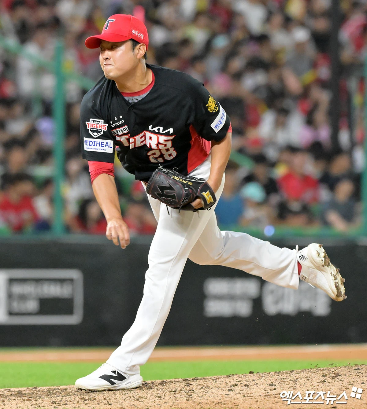 KIA 타이거즈가 23일 광주-KIA챔피언스필드에서 열린 2026 신한 SOL KBO리그 한화 이글스와의 정규시즌 12차전이 종료된 뒤 한화 이글스와 내야수 하주석, 투수 이형범을 맞바꾸는 트레이드를 진행했다. 이형범은 FA(자유계약) 보상선수 지명, 2차 드래프트에 이어 세 번째 이적을 경험하게 됐다. 엑스포츠뉴스 DB