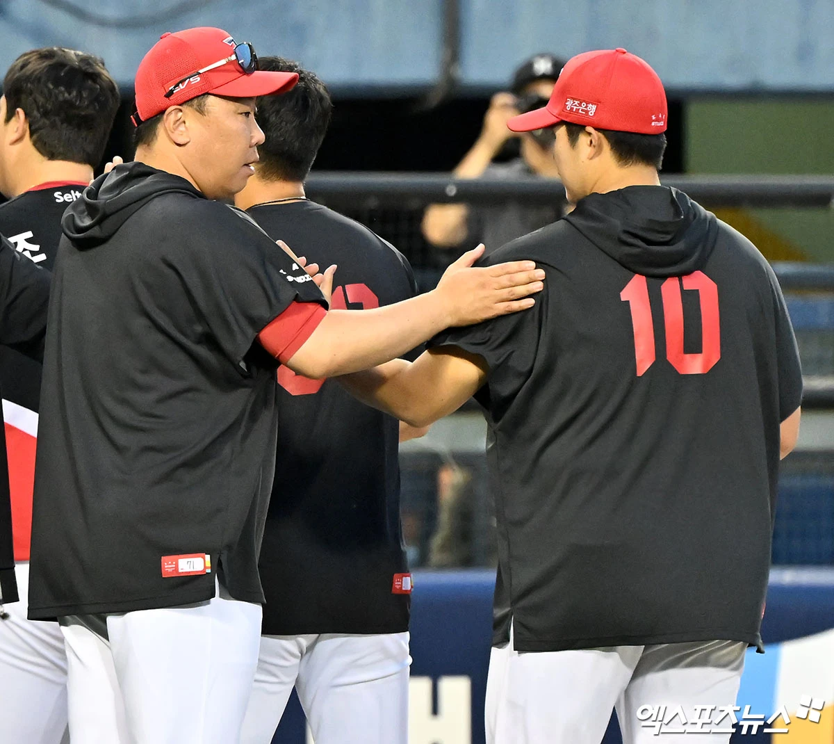 28일 오후 서울 송파구 잠실야구장에서 열린 '2026 신한 SOL Bank KBO리그' KIA 타이거즈와 두산 베어스의 경기, KIA가 선발 김태형의 호투와 김호령 김도영의 홈런포에 힘입어 두산에 12:1 대승을 거뒀다. 이날 경기에서 승리한 KIA 이범호 감독이 선수들과 함께 기뻐하고 있다. 엑스포츠뉴스 DB