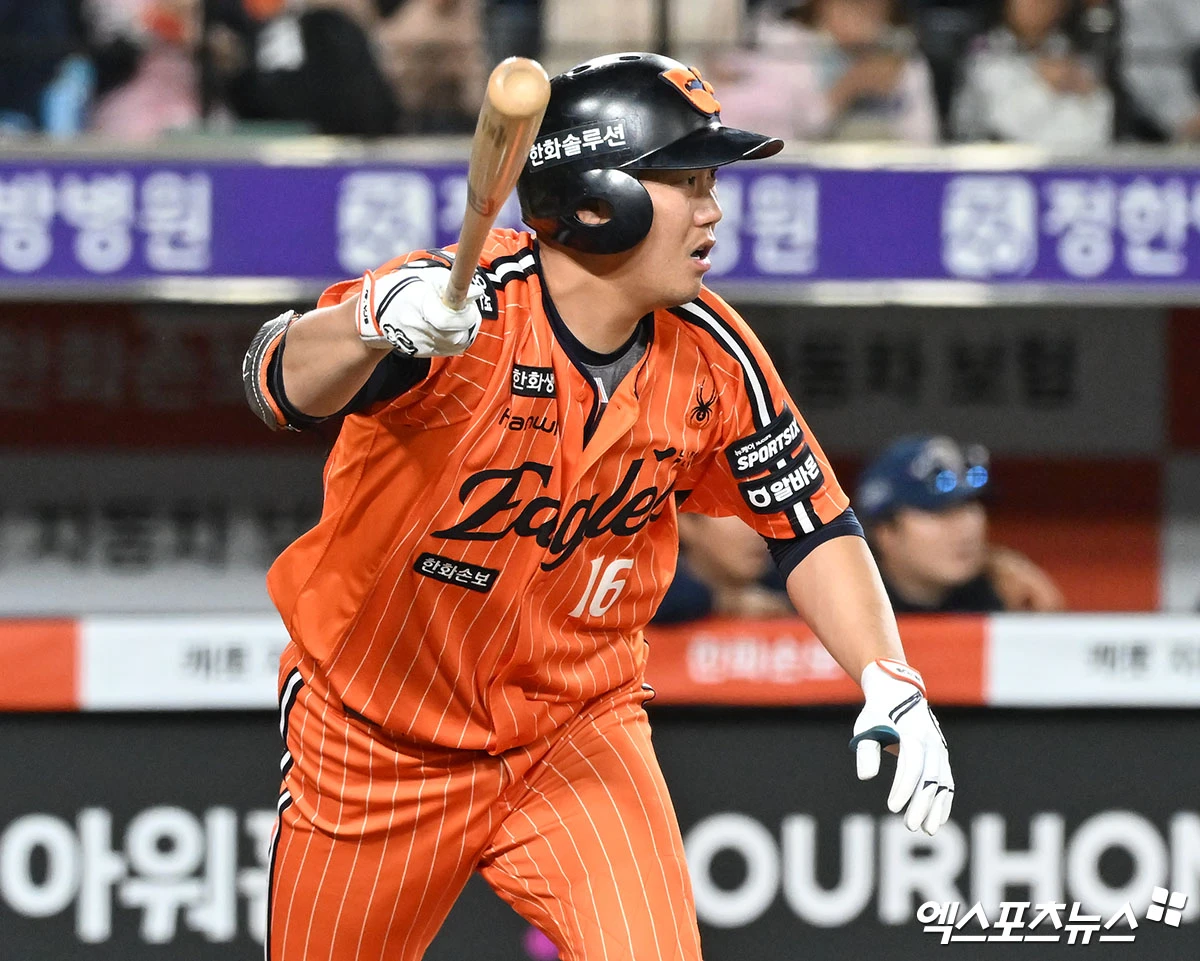 한화 이글스에서 KIA 타이거즈로 트레이드된 내야수 하주석이 24일 자신의 사회관계망서비스(SNS)를 통해 한화 팬들에게 감사와 작별의 인사를 전했다. 하주석은 2012 KBO 신인 드래프트에서 1라운드 1순위로 한화에 입단한 뒤 10년 넘게 한 팀에서만 뛰었다. 1군 통산 성적은 997경기 3246타수 869안타 타율 0.268, 53홈런, 373타점, 83도루, 출루율 0.318, 장타율 0.372다. 엑스포츠뉴스 DB