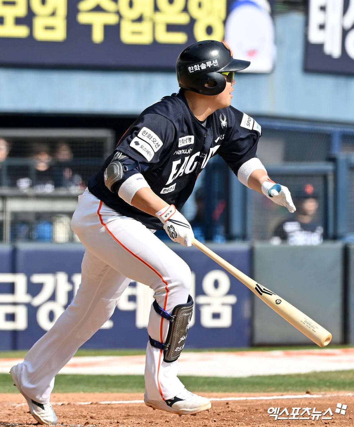 한화 이글스에서 KIA 타이거즈로 트레이드된 내야수 하주석이 24일 자신의 사회관계망서비스(SNS)를 통해 한화 팬들에게 감사와 작별의 인사를 전했다. 하주석은 2012 KBO 신인 드래프트에서 1라운드 1순위로 한화에 입단한 뒤 10년 넘게 한 팀에서만 뛰었다. 1군 통산 성적은 997경기 3246타수 869안타 타율 0.268, 53홈런, 373타점, 83도루, 출루율 0.318, 장타율 0.372다. 엑스포츠뉴스 DB