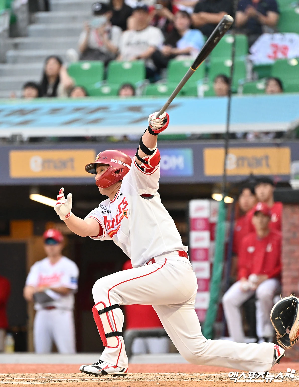 SSG 랜더스가 24일 인천SSG랜더스필드에서 열리는 2026 신한 SOL KBO리그 NC 다이노스와의 홈경기를 앞두고 정밀 검진에서 대퇴비구 충돌증후군 소견을 받은 최정이 수술을 결정했다고 발표했다. 최정은 보존적 치료를 진행해 왔으나 증상의 호전이 충분하지 않았고, 최근 전문의들로부터 수술적 치료가 필요하다는 소견을 받았다. 8월 11일 미국 콜로라도에서 해당 분야 전문의에게 수술을 받을 예정이며, 수술 후 약 2주간 현지에서 재활 프로그램을 진행할 예정이다. 엑스포츠뉴스 DB