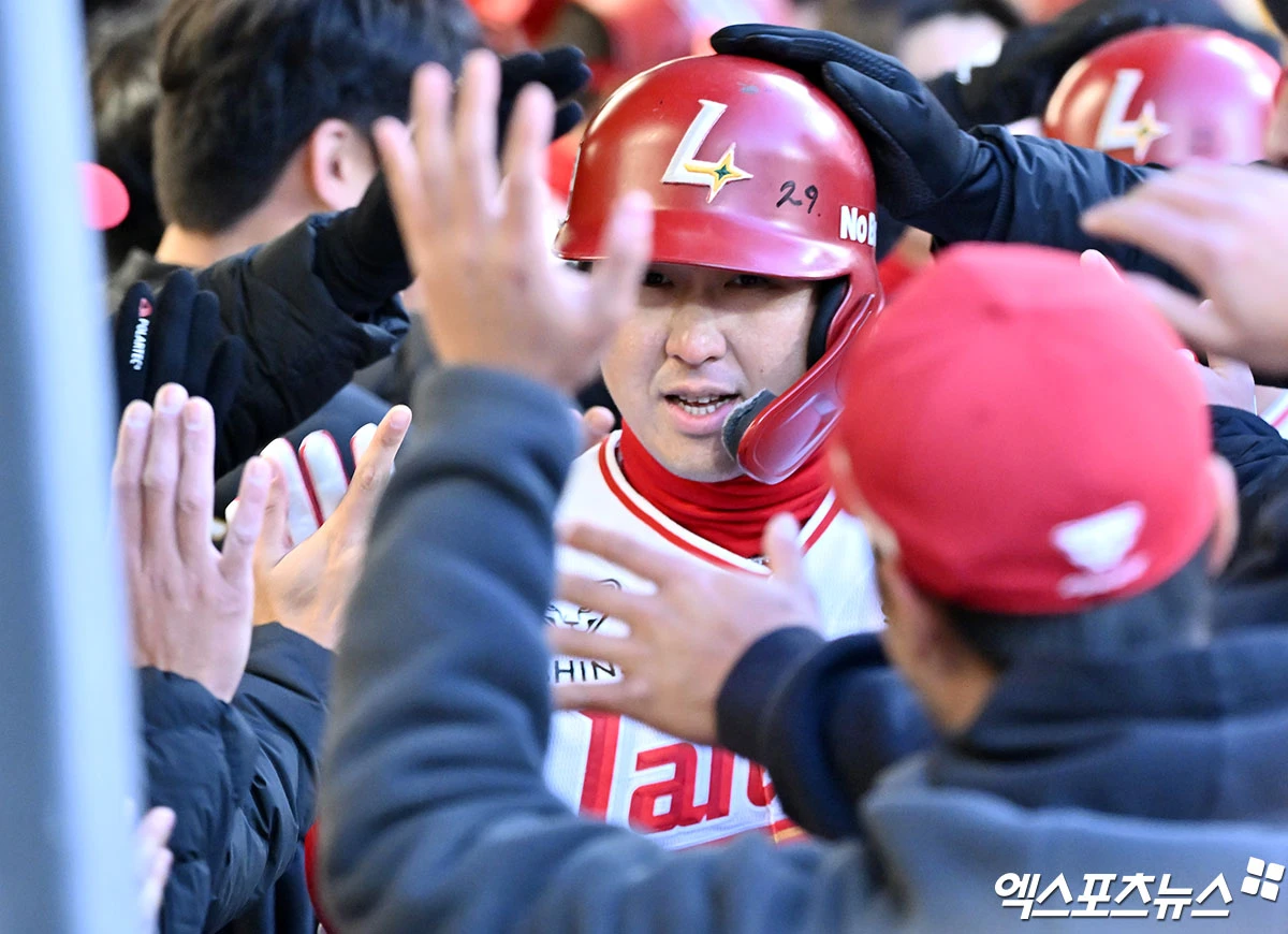 SSG 랜더스가 24일 인천SSG랜더스필드에서 열리는 2026 신한 SOL KBO리그 NC 다이노스와의 홈경기를 앞두고 정밀 검진에서 대퇴비구 충돌증후군 소견을 받은 최정이 수술을 결정했다고 발표했다. 최정은 보존적 치료를 진행해 왔으나 증상의 호전이 충분하지 않았고, 최근 전문의들로부터 수술적 치료가 필요하다는 소견을 받았다. 8월 11일 미국 콜로라도에서 해당 분야 전문의에게 수술을 받을 예정이며, 수술 후 약 2주간 현지에서 재활 프로그램을 진행할 예정이다. 엑스포츠뉴스 DB