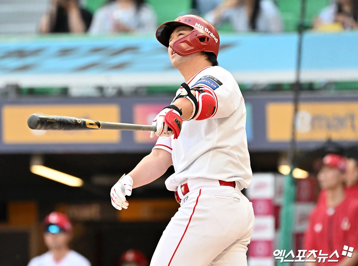 SSG 랜더스가 24일 인천SSG랜더스필드에서 열리는 2026 신한 SOL KBO리그 NC 다이노스와의 홈경기를 앞두고 정밀 검진에서 대퇴비구 충돌증후군 소견을 받은 최정이 수술을 결정했다고 발표했다. 최정은 보존적 치료를 진행해 왔으나 증상의 호전이 충분하지 않았고, 최근 전문의들로부터 수술적 치료가 필요하다는 소견을 받았다. 8월 11일 미국 콜로라도에서 해당 분야 전문의에게 수술을 받을 예정이며, 수술 후 약 2주간 현지에서 재활 프로그램을 진행할 예정이다. 엑스포츠뉴스 DB