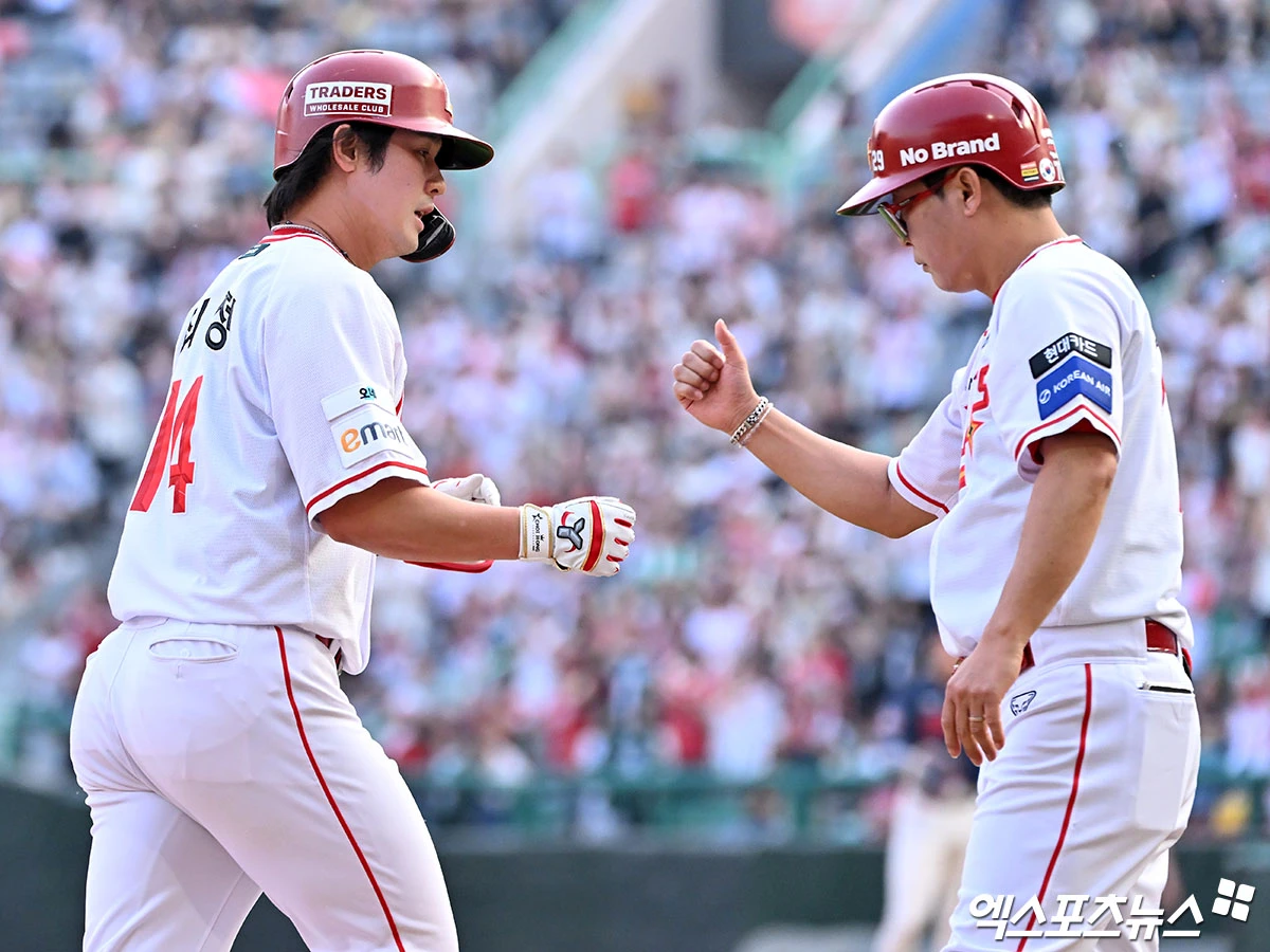 SSG 랜더스가 24일 인천SSG랜더스필드에서 열리는 2026 신한 SOL KBO리그 NC 다이노스와의 홈경기를 앞두고 정밀 검진에서 대퇴비구 충돌증후군 소견을 받은 최정이 수술을 결정했다고 발표했다. 최정은 보존적 치료를 진행해 왔으나 증상의 호전이 충분하지 않았고, 최근 전문의들로부터 수술적 치료가 필요하다는 소견을 받았다. 8월 11일 미국 콜로라도에서 해당 분야 전문의에게 수술을 받을 예정이며, 수술 후 약 2주간 현지에서 재활 프로그램을 진행할 예정이다. 엑스포츠뉴스 DB
