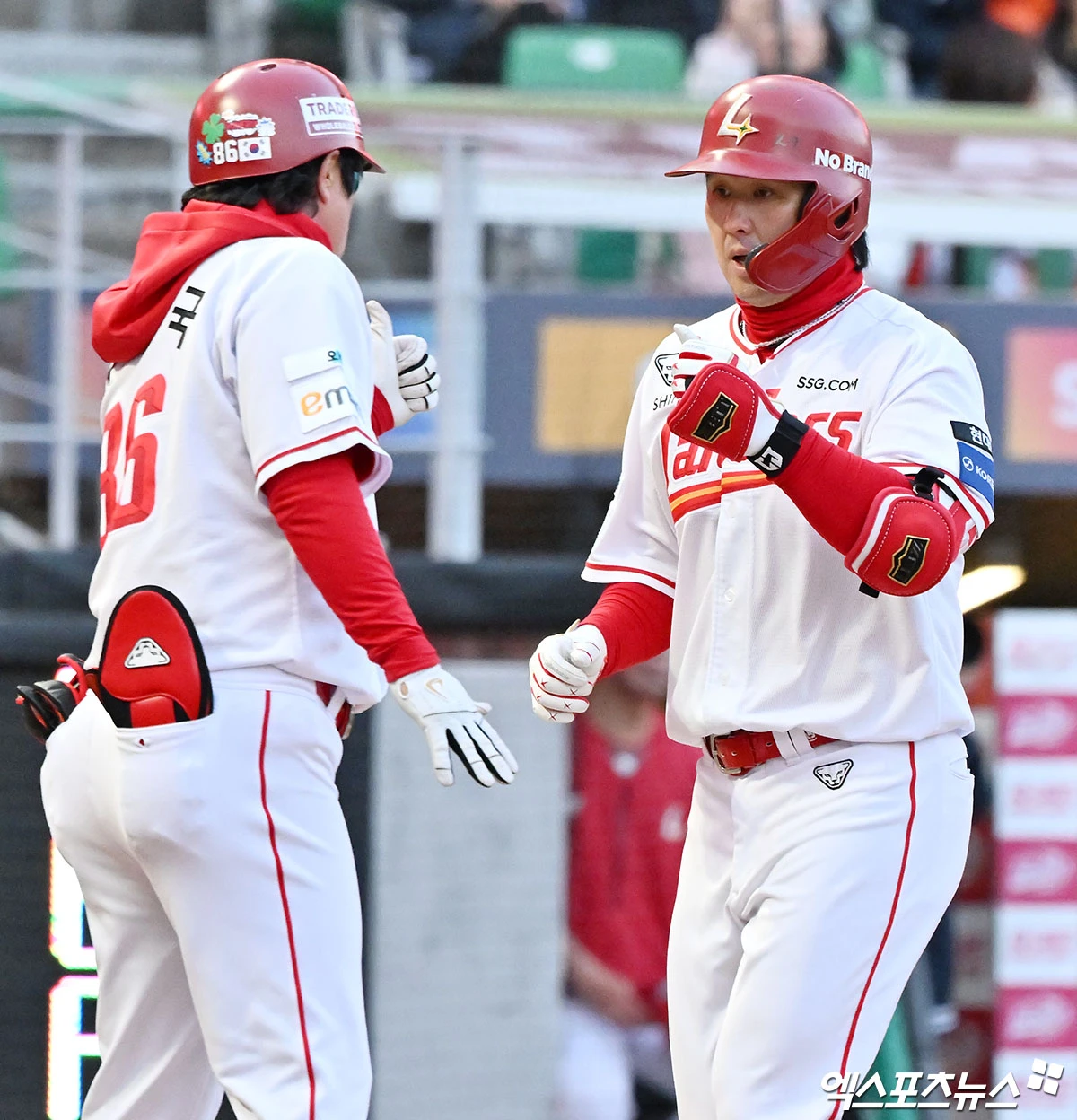 SSG 랜더스가 24일 인천SSG랜더스필드에서 열리는 2026 신한 SOL KBO리그 NC 다이노스와의 홈경기를 앞두고 정밀 검진에서 대퇴비구 충돌증후군 소견을 받은 최정이 수술을 결정했다고 발표했다. 최정은 보존적 치료를 진행해 왔으나 증상의 호전이 충분하지 않았고, 최근 전문의들로부터 수술적 치료가 필요하다는 소견을 받았다. 8월 11일 미국 콜로라도에서 해당 분야 전문의에게 수술을 받을 예정이며, 수술 후 약 2주간 현지에서 재활 프로그램을 진행할 예정이다. 엑스포츠뉴스 DB