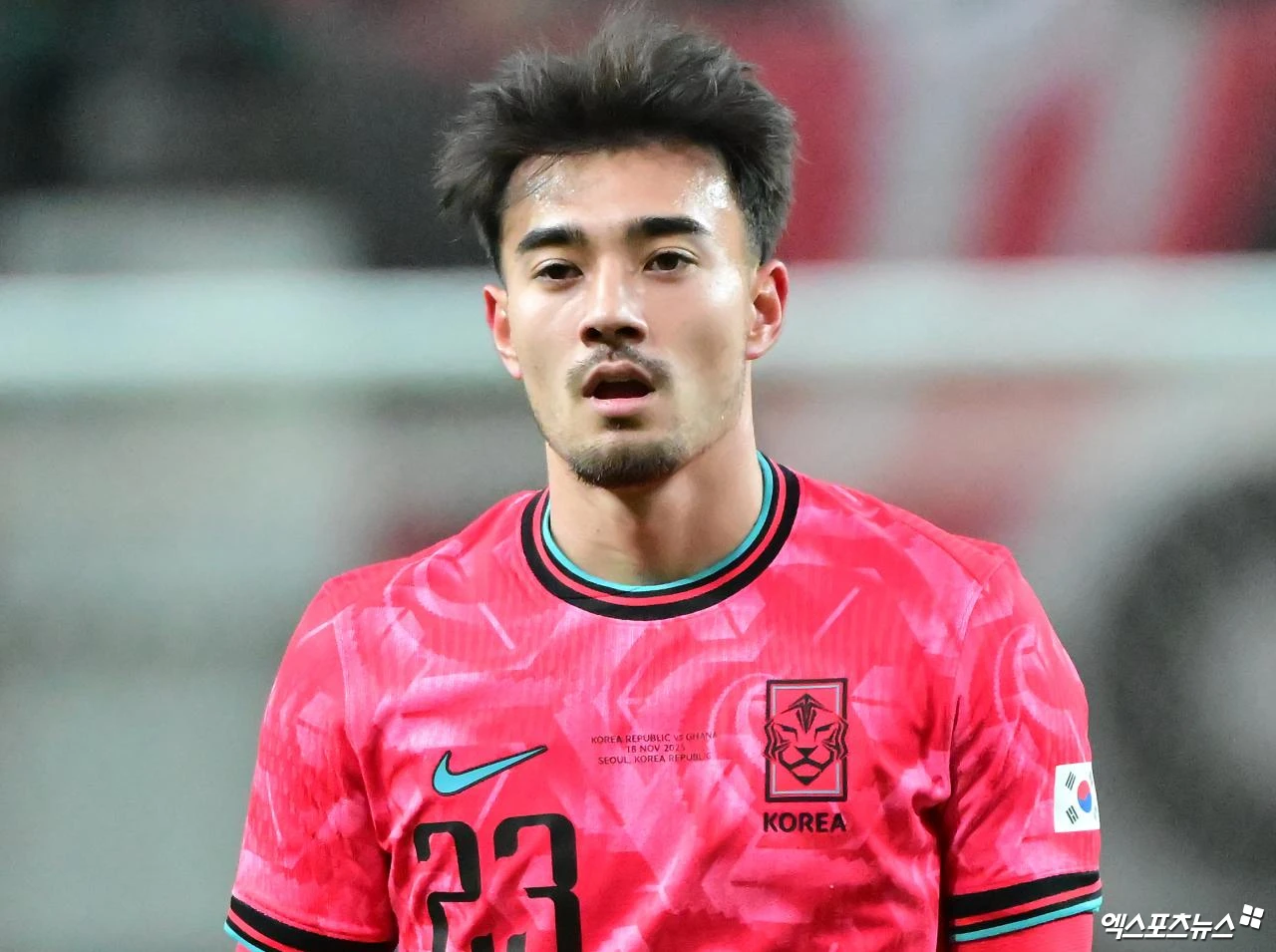 한국 축구 국가대표팀의 혼혈 국가대표 옌스 카스트로프가 자신의 생애 처음으로 참가한 월드컵을 돌아보면서 대회 기간 동안 느낀 불만들을 쏟아냈다. 옌스는 출전 기회를 받지 못한 것과 가족들을 자주 만나지 못한 것이 아쉬웠다고 밝혔다. 옌스가 2026 국제축구연맹(FIFA) 북중미 월드컵에서 소화한 출전 시간은 남아프리카공화국과의 조별리그 최종전(3차전) 후반전이 전부였다. 사진 엑스포츠뉴스DB
