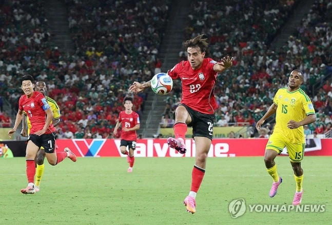 한국 축구 국가대표팀의 혼혈 국가대표 옌스 카스트로프가 자신의 생애 처음으로 참가한 월드컵을 돌아보면서 대회 기간 동안 느낀 불만들을 쏟아냈다. 옌스는 출전 기회를 받지 못한 것과 가족들을 자주 만나지 못한 것이 아쉬웠다고 밝혔다. 옌스가 2026 국제축구연맹(FIFA) 북중미 월드컵에서 소화한 출전 시간은 남아프리카공화국과의 조별리그 최종전(3차전) 후반전이 전부였다. 사진 연합뉴스