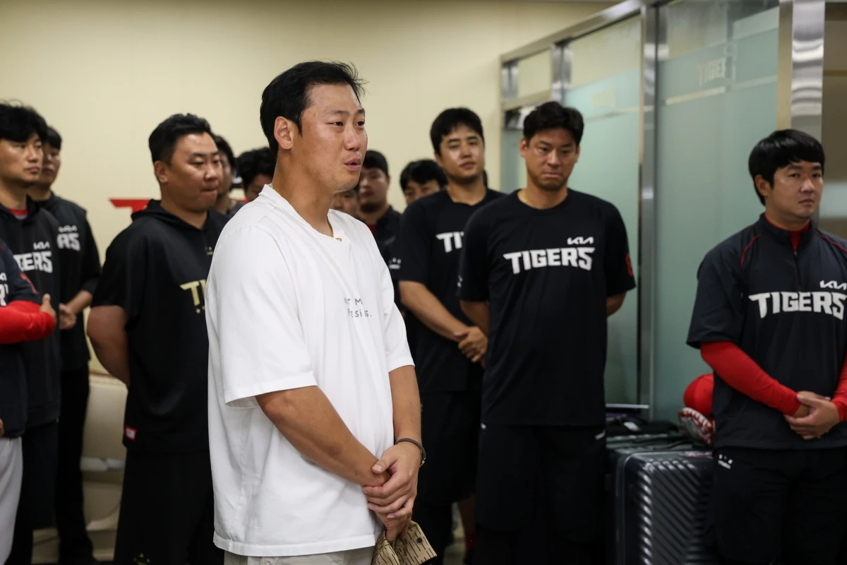 24일 광주-KIA챔피언스필드에서 열리는 '2026 신한 SOL KBO리그' 키움 히어로즈와 KIA 타이거즈의 경기, 경기 전 KIA 내야수 하주석이 선수단과 상견례를 갖고 있다. KIA 타이거즈