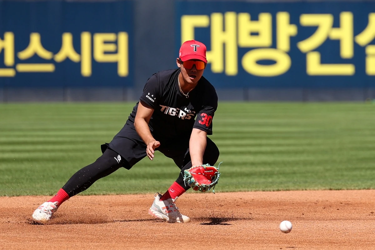 24일 광주-KIA챔피언스필드에서 열리는 '2026 신한 SOL KBO리그' 키움 히어로즈와 KIA 타이거즈의 경기, 경기 전 KIA 내야수 하주석이 훈련을 소화하고 있다. KIA 타이거즈