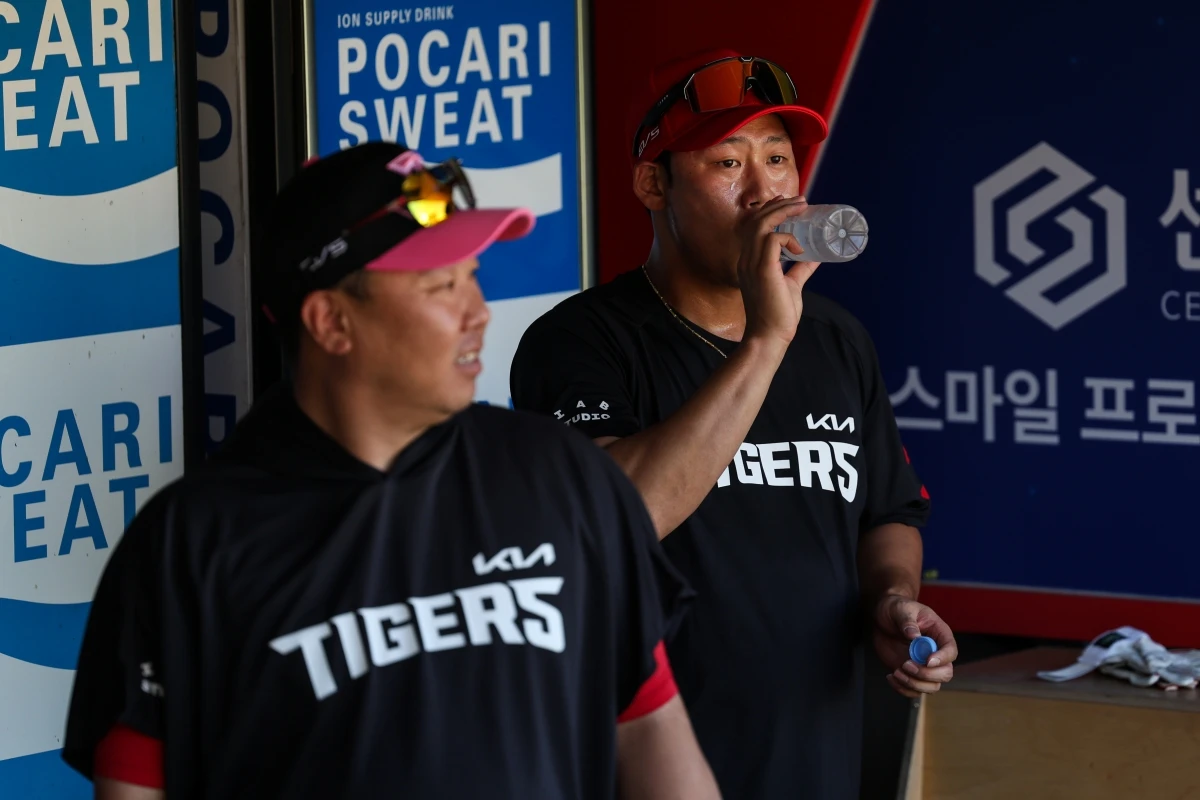 24일 광주-KIA챔피언스필드에서 열리는 '2026 신한 SOL KBO리그' 키움 히어로즈와 KIA 타이거즈의 경기, 경기 전 KIA 내야수 하주석이 더그아웃에서 물을 마시고 있다. KIA 타이거즈