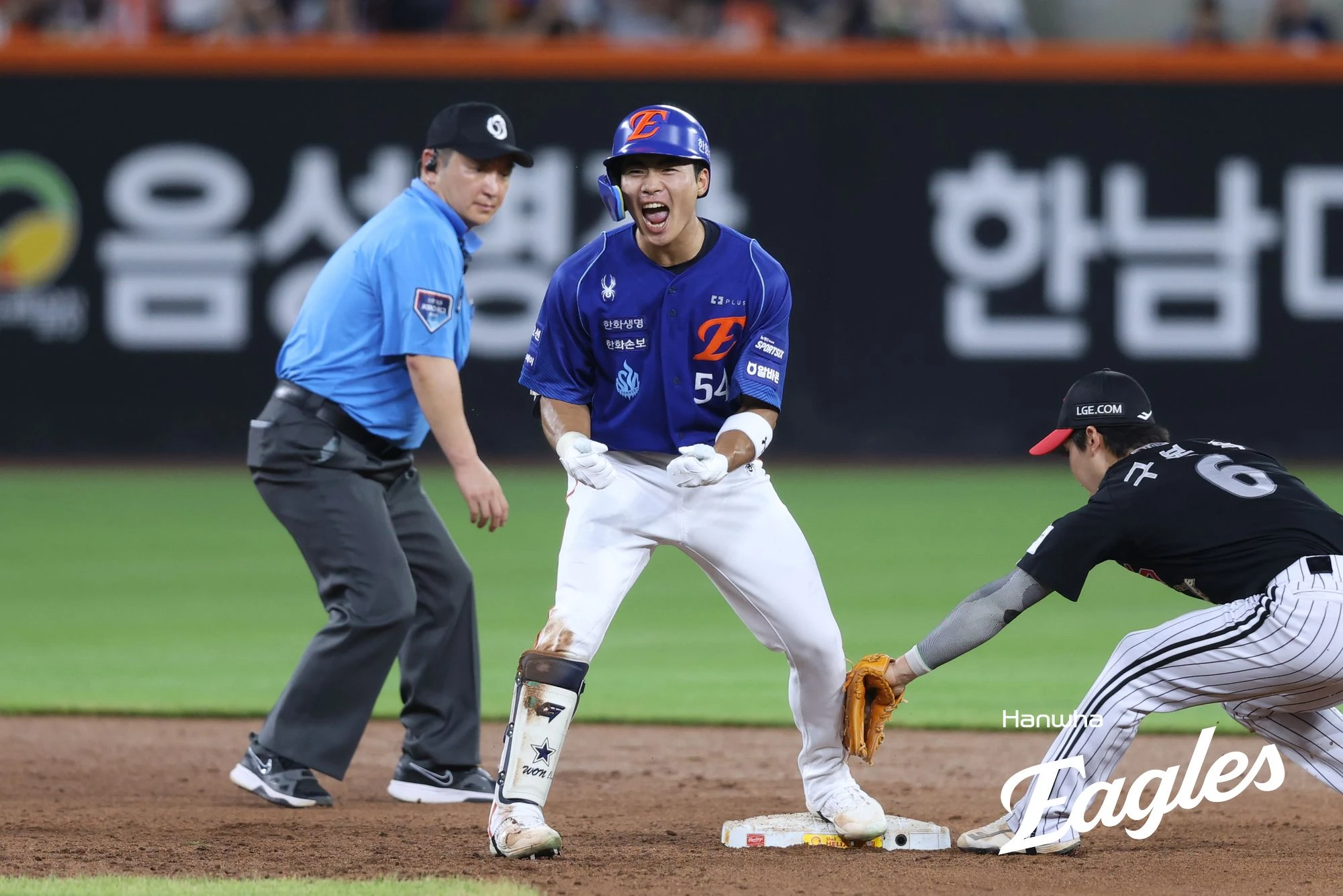 한화 이글스 고졸루키 외야수 오재원(가운데)이 24일 대전 한화생명 볼파크에서 열린 2026 신한 SOL KBO리그 LG 트윈스와의 팀 간 9차전에서 5회말 결승 2타점 2루타를 기록했다. 사진 한화 이글스