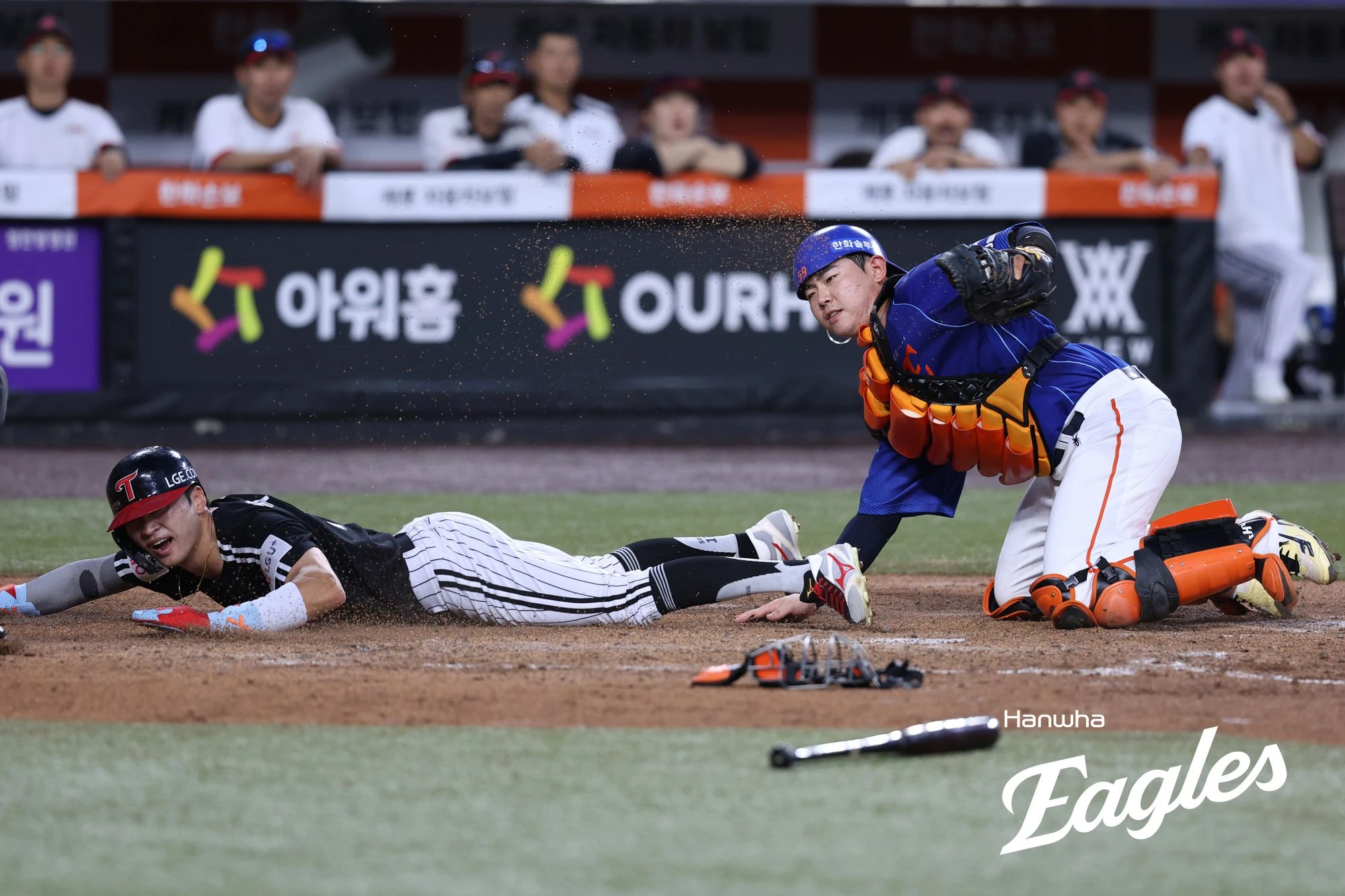 LG 트윈스 외야수 박해민(왼쪽)이 24일 대전 한화생명 볼파크에서 열린 2026 신한 SOL KBO리그 LG 트윈스와의 팀 간 9차전에서 5회초 주루 중 홈에서 아웃됐다. 사진 한화 이글스