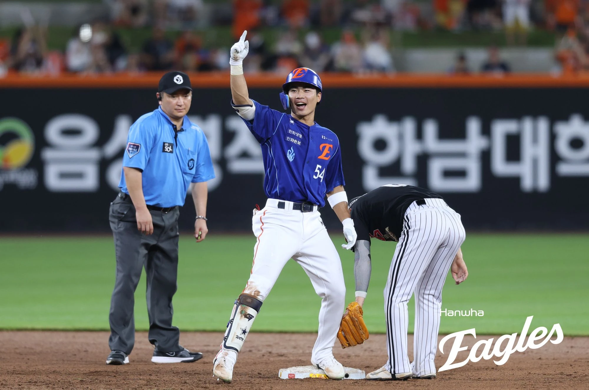 한화 이글스 외야수 오재원(가운데)이 24일 대전 한화생명 볼파크에서 열린 2026 신한 SOL KBO리그 LG 트윈스와의 팀 간 9차전에서 5회말 역전 2타점 2루타를 기록한 뒤 기뻐하는 모습. 사진 한화 이글스