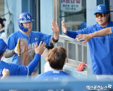 류지혁 ‘박진만 감독의 축하 받으며’[포토]