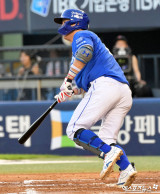 강민호 ‘2타점 적시타 날린다’[포토]