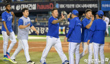 삼성 ‘승리의 하이파이브’[포토]