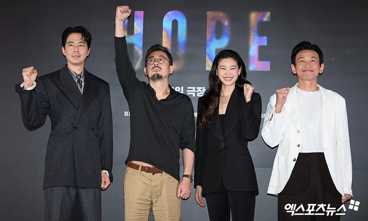 (왼쪽부터) '호프' 조인성-나홍진 감독-정호연-황정민.