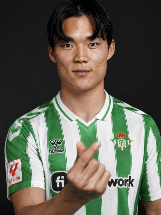 오현규의 현 소속팀 베식타시 입단 사진에 레알 베티스 유니폼을 인공지능 AI 합성한 것으로 실제 이적과는 관계 없는 사진입니다.