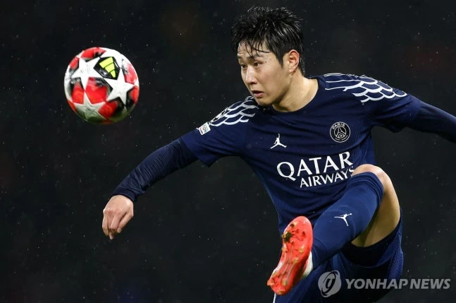 이제는 이강인의 전 소속팀이 된 프랑스의 거함 파리 생제르맹(PSG)이 이강인에게 감사를 전하면서 선수의 앞날에 행운을 빌었다. PSG는 3년 동안 팀에서 활약한 이강인에게 작별 인사를 건넨 셈이다. 지난 2023년 여름 마요르카에 2200만 유로(약 366억원)를 지불하고 이강인을 영입한 PSG는 이강인을 매각해 최소 1300만 유로(약 216억원)의 차익을 실현하게 됐다. 옵션 조건까지 모두 채운다면 1800만 유로(약 299억원)가 된다. 사진 연합뉴스