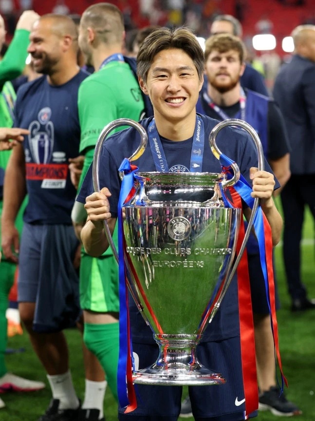 이제는 이강인의 전 소속팀이 된 프랑스의 거함 파리 생제르맹(PSG)이 이강인에게 감사를 전하면서 선수의 앞날에 행운을 빌었다. PSG는 3년 동안 팀에서 활약한 이강인에게 작별 인사를 건넨 셈이다. 지난 2023년 여름 마요르카에 2200만 유로(약 366억원)를 지불하고 이강인을 영입한 PSG는 이강인을 매각해 최소 1300만 유로(약 216억원)의 차익을 실현하게 됐다. 옵션 조건까지 모두 채운다면 1800만 유로(약 299억원)가 된다. 사진 연합뉴스
