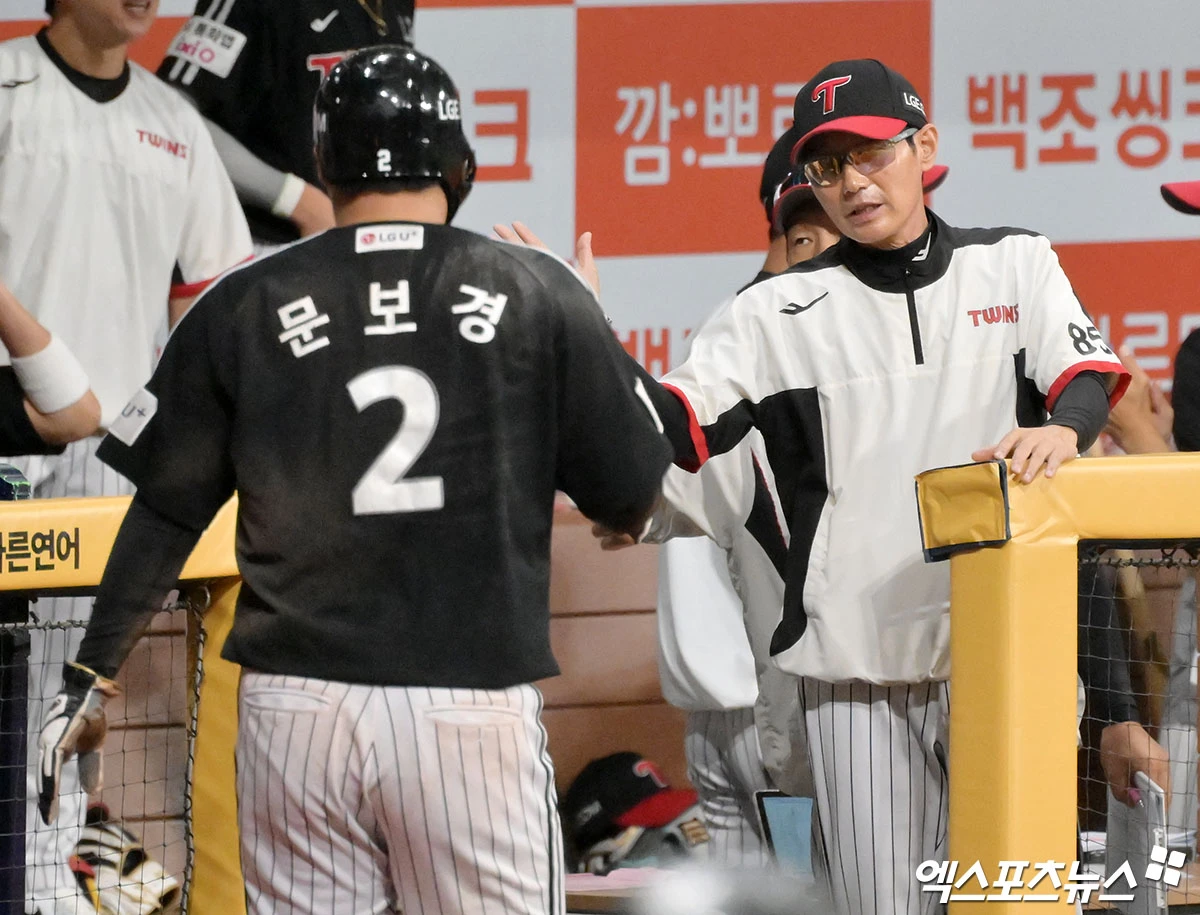 염경엽(오른쪽) 감독이 이끄는 LG 트윈스가 대전 한화생명 볼파크에서 열린 2026 신한 SOL KBO리그 한화 이글스와의 팀 간 10차전에서 승리, 8연패 탈출에 성공했다. 사진 엑스포츠뉴스 DB