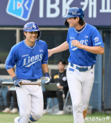 이재현 ‘캡틴에게 받는 축하’[포토]