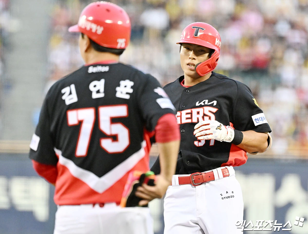 28일 오후 서울 송파구 잠실야구장에서 열린 '2026 신한 SOL Bank KBO리그' KIA 타이거즈와 두산 베어스의 경기, 9회초 2사 1,2루 KIA 김민규가 1타점 적시타를 날리고 있다. 엑스포츠뉴스 DB