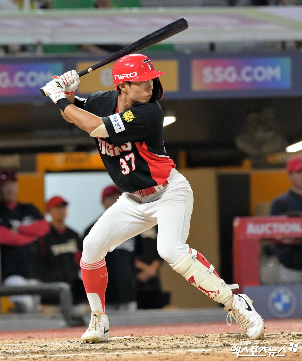 18일 오후 인천SSG랜더스필드에서 열린 '2026 신한 SOL Bank KBO리그' KIA 타이거즈와 SSG 랜더스의 경기, 9회초 2사 1루 KIA 김민규가 타격을 하고 있다. 엑스포츠뉴스 DB