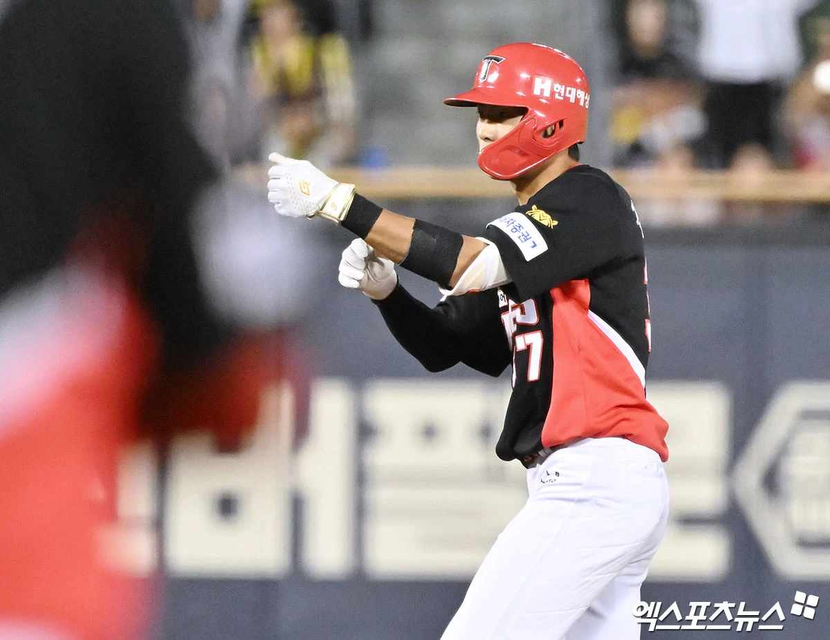 29일 오후 서울 송파구 잠실야구장에서 열린 '2026 신한 SOL Bank KBO리그' KIA 타이거즈와 LG 트윈스의 경기, 8회초 2사 1,2루 KIA 김민규가 2타점 2루타를 날린 후 기뻐하고 있다. 엑스포츠뉴스 DB