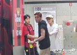'ATM 입단→K리그 관전' 이강인, 서울서 절친 재회…'항저우 AG 金 합작' 동료들과 '웃음꽃' [상암 현장]
