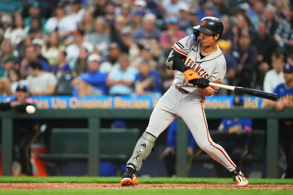 미국 메이저리그(MLB) 샌프란시스코 자이언츠 외야수 이정후가 사구 여파로 2경기 연속 선발 라인업에서 제외됐다. 이정후는 28일 오전 10시45분 미국 캘리포니아주 샌프란시스코의 오라클 파크에서 시작된 2026 MLB 밀워키 브루어스와의 홈 경기 선발 라인업에서 빠졌다. 이정후는 지난 26일 LA 에인절스전에서 3점 홈런과 2루타를 터트리며 맹활약했으나 7회말 타석에서 상대 투수가 던진 빠른 공에 팔꿈치 부위를 맞은 뒤 8회초 수비에 나서지 않았다. 이 때 사구 여파로 전날 에인절스와의 경기에 결장했던 이정후는 밀워키와의 시리즈 첫 날 경기에서 선발 명단에 이름을 올리지 못했다. 연합뉴스