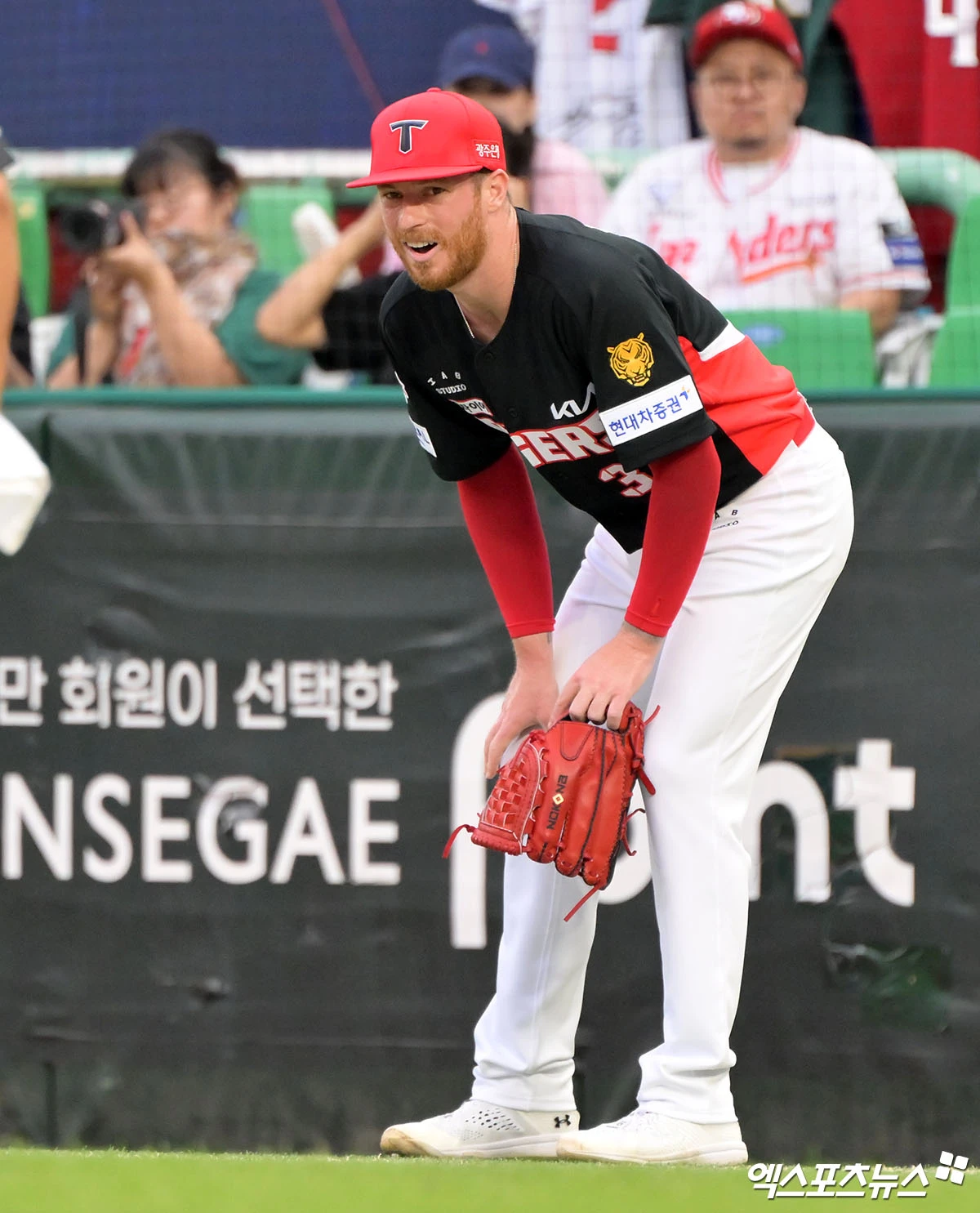 16일 오후 인천SSG랜더스필드에서 열린 '2026 신한 SOL Bank KBO리그' KIA 타이거즈와 SSG 랜더스의 경기, 1회말 1사 KIA 올러가 SSG 박성한의 타구에 맞은 후 고통스러워하고 있다. 엑스포츠뉴스 DB
