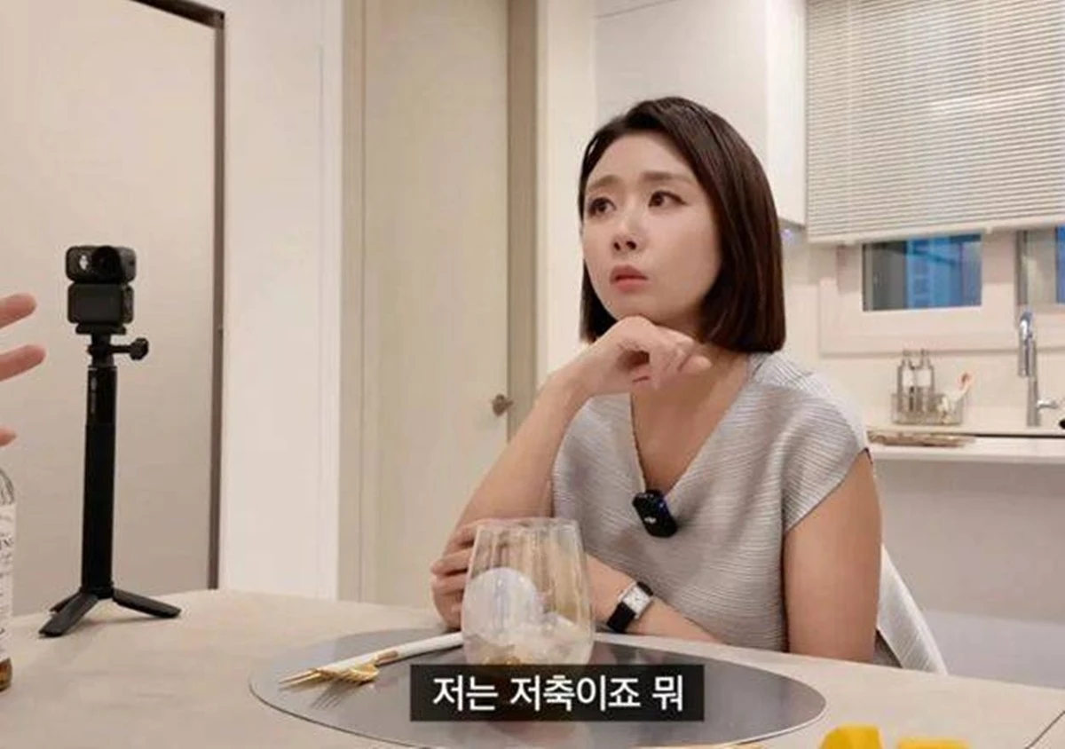 KBS 아나운서 출신 방송인 조수빈이 후배 아나운서의 반포 신축 아파트 입주기를 소개했다가 곤욕을 치렀다.
