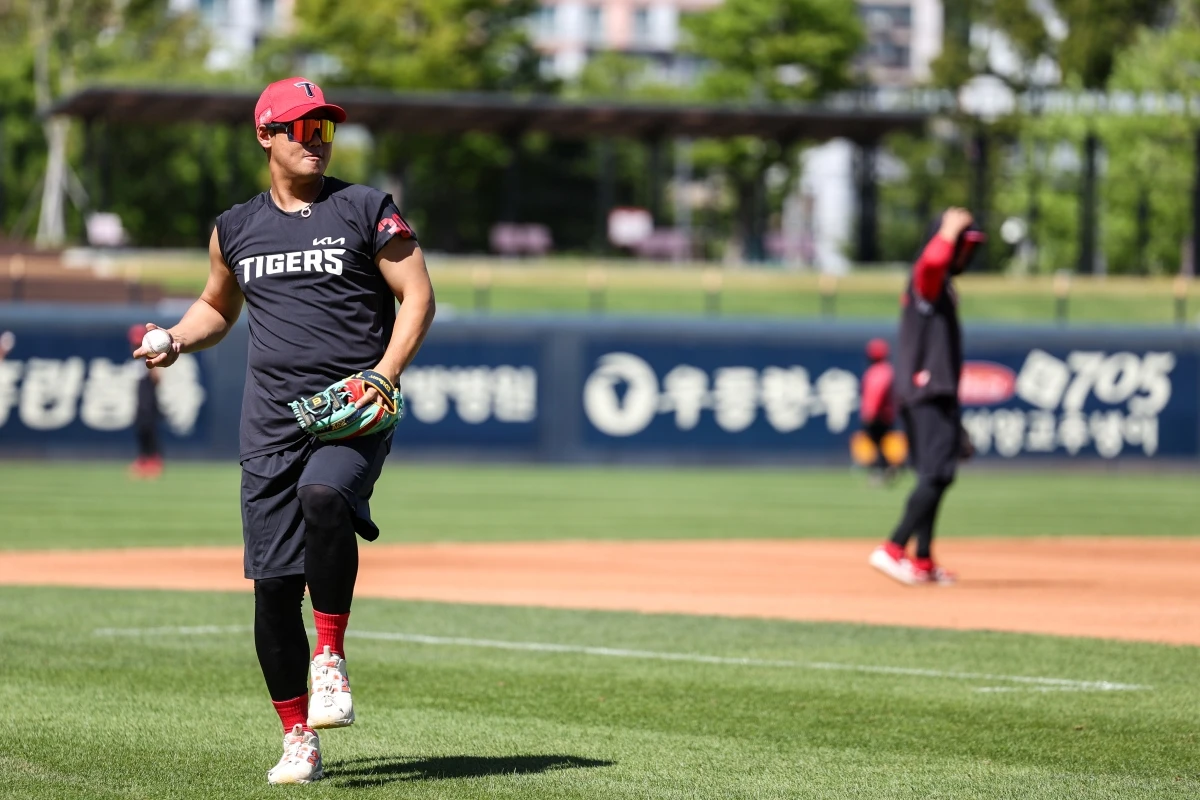 24일 광주-KIA챔피언스필드에서 열리는 '2026 신한 SOL KBO리그' 키움 히어로즈와 KIA 타이거즈의 경기, 경기 전 KIA 내야수 하주석이 훈련을 소화하고 있다. KIA 타이거즈
