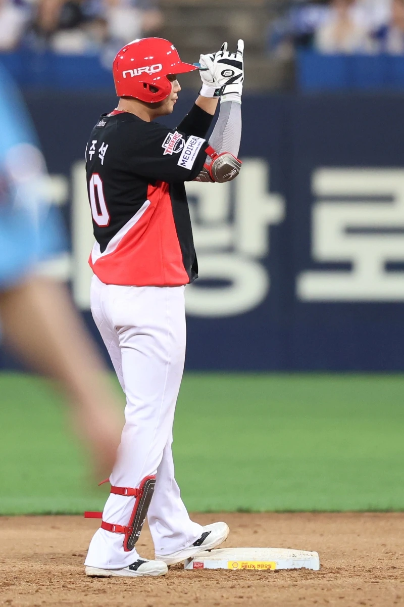 28일 오후 대구삼성라이온즈파크에서 열린 '2026 신한 SOL KBO리그' KIA 타이거즈와 삼성 라이온즈의 경기, 5회초 1사 1루 KIA 하주석이 1타점 적시타를 때린 뒤 세리머니를 하고 있다. KIA 타이거즈