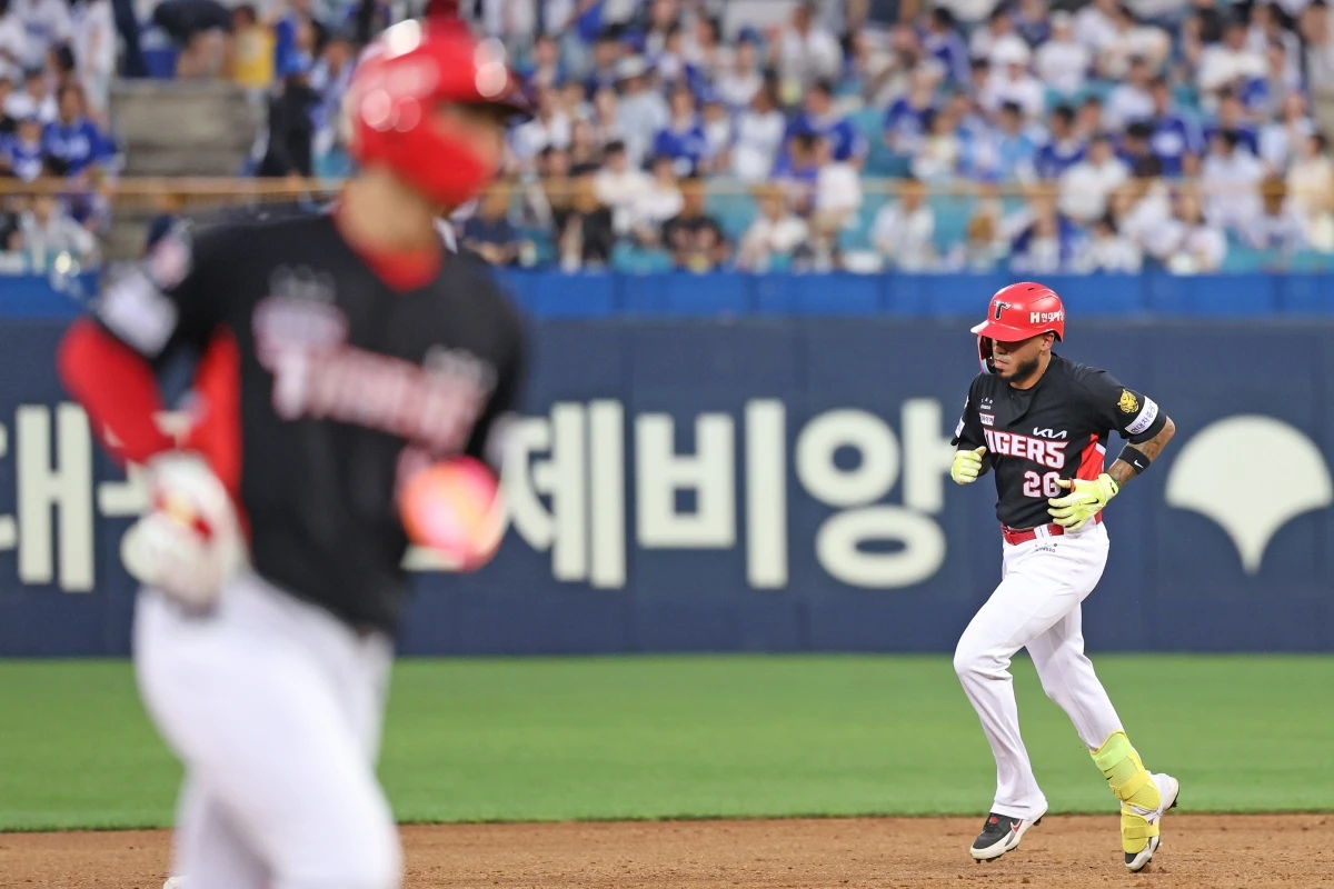 28일 오후 대구삼성라이온즈파크에서 열린 '2026 신한 SOL KBO리그' KIA 타이거즈와 삼성 라이온즈의 경기, 4회초 무사 1루 KIA 해럴드 카스트로가 투런 홈런을 날린 뒤 그라운드를 돌고 있다. KIA 타이거즈