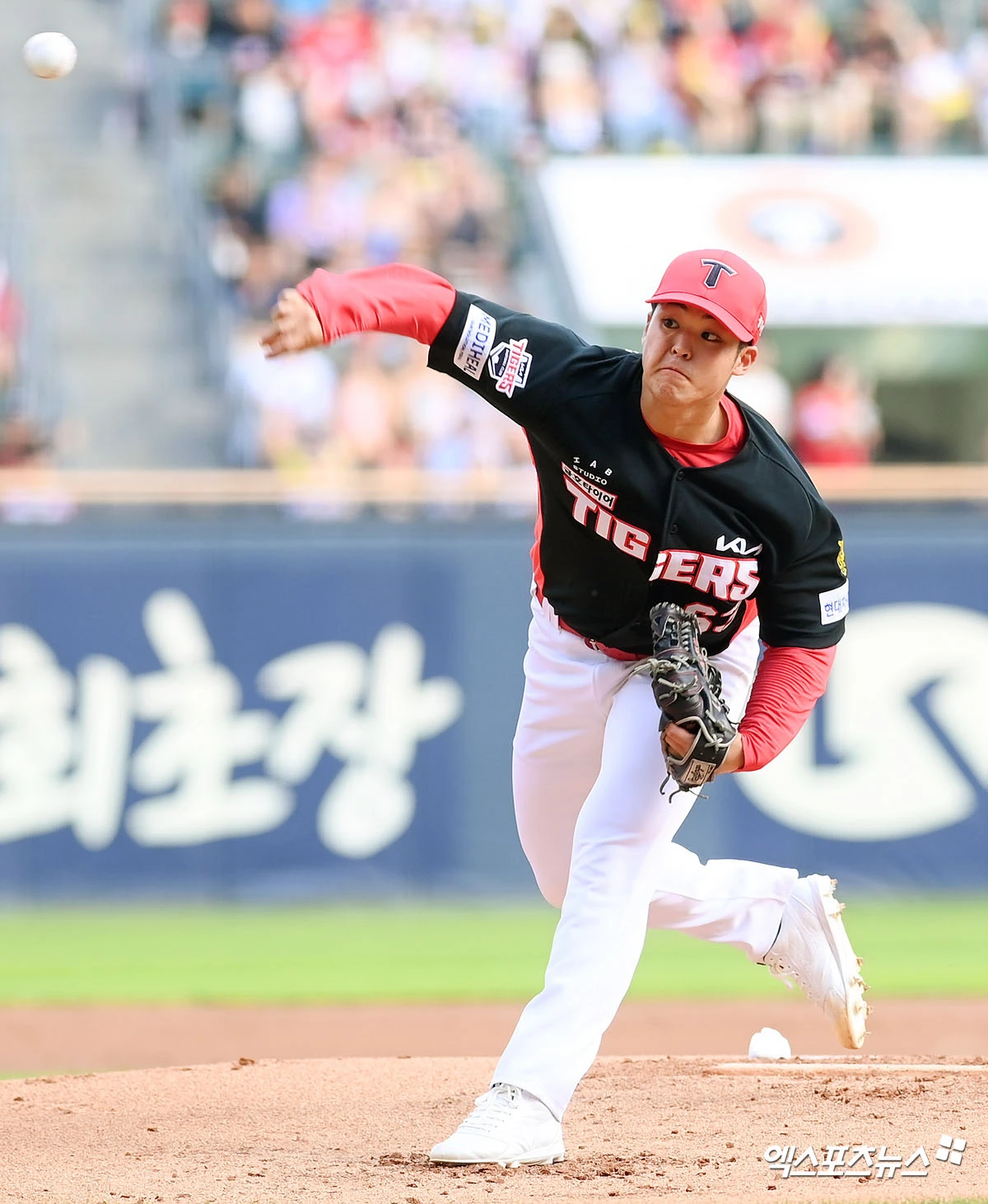 27일 오후 서울 송파구 잠실야구장에서 열린 '2026 신한 SOL KBO리그' 두산 베어스와 KIA 타이거즈의 경기, 1회말 KIA 선발투수 시라카와가 공을 힘차게 던지고 있다. 엑스포츠뉴스 DB
