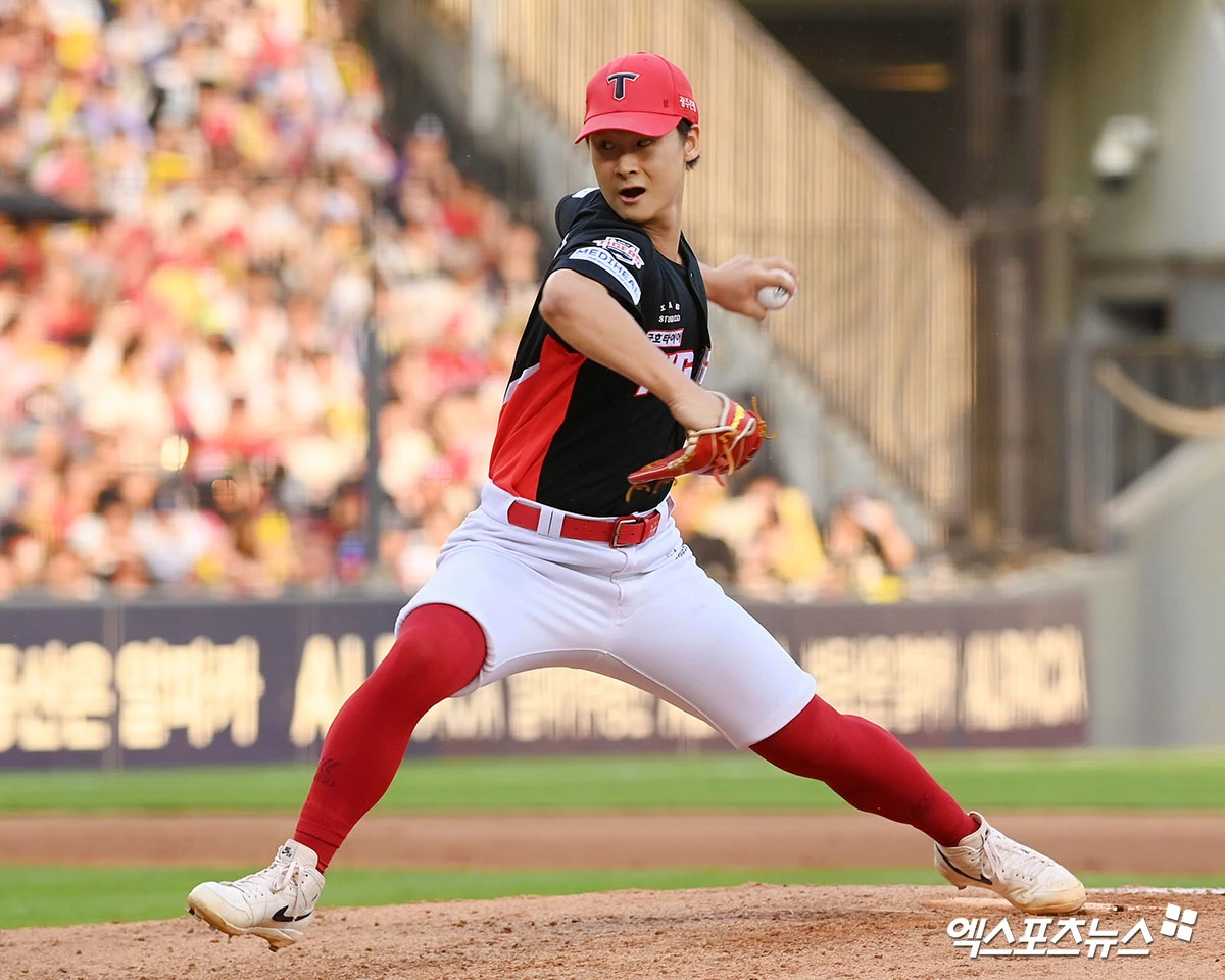 27일 오후 서울 송파구 잠실야구장에서 열린 '2026 신한 SOL KBO리그' 두산 베어스와 KIA 타이거즈의 경기, 6회말 1사 1,2루 KIA 곽도규가 공을 힘차게 던지고 있다. 엑스포츠뉴스 DB