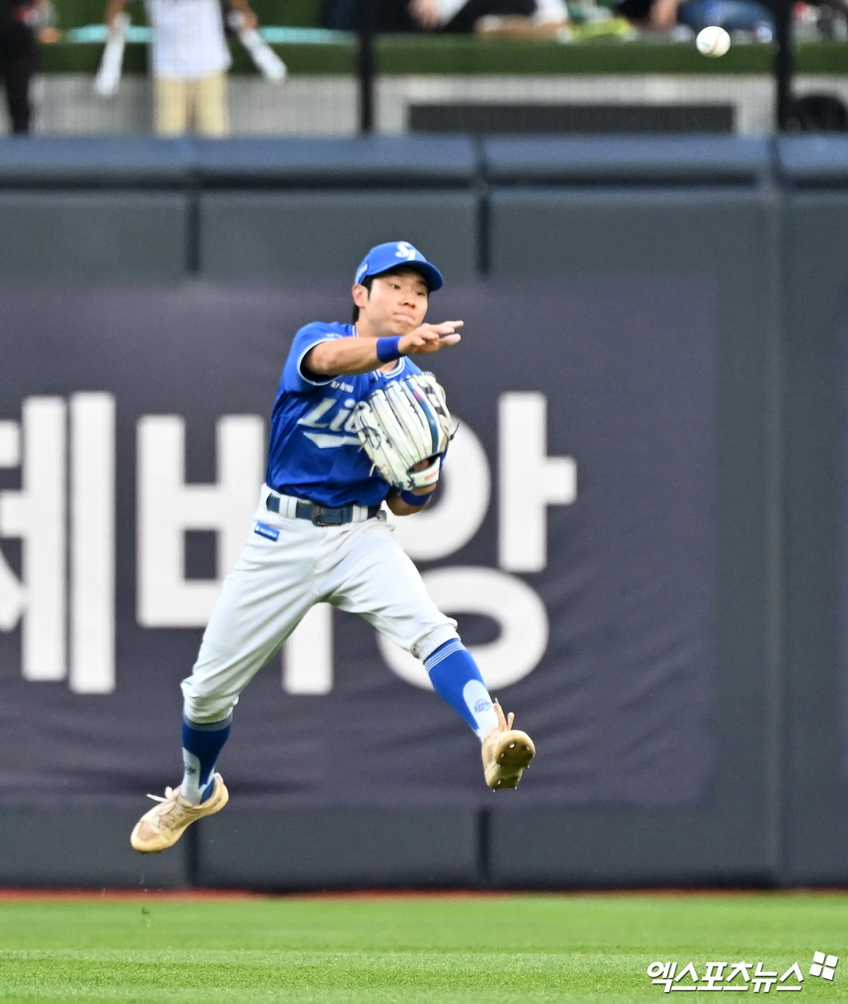 9일 오후 수원KT위즈파크에서 열린 '2026 신한 SOL Bank KBO리그' 삼성 라이온즈와 KT 위즈의 경기, 2회말 무사 2루 삼성 김지찬이 KT 허경민의 타구를 잡은 후 2루로 송구하고 있다. 엑스포츠뉴스 DB