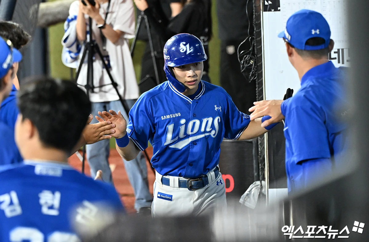 9일 오후 수원KT위즈파크에서 열린 '2026 신한 SOL Bank KBO리그' 삼성 라이온즈와 KT 위즈의 경기, 8회초 2사 1,3루 삼성 김지찬이 최형우의 1타점 적시타때 득점에 성공하고 있다. 엑스포츠뉴스 DB