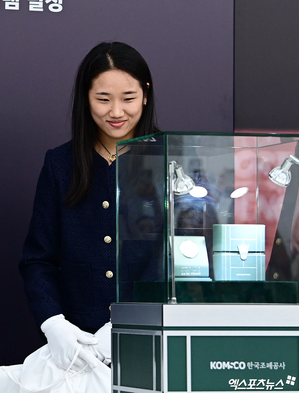 배드민턴 여자단식 세계랭킹 1위 안세영(삼성생명)이 빠르게 부상에서 회복해 세계선수권대회 복귀를 정조준하고 있다. 안세영은 29일 서울 요넥스코리아 서초사옥에서 공식 기념메달 공개식에 참석해 부상 회복 상태를 밝혔다. 그는 지난 14일 2026 세계배드민턴연맹(BWF) 일본오픈(슈퍼 750) 여자단식 32강전 도중 왼쪽 발에 불편함을 느꼈고, 이후 16강전을 앞두고 기권을 선언했다. 안세영은 몸 상태가 많이 좋아져 훈련에도 정상 참여하면서 오는 8월 17일부터 23일까지 인도 뉴델리에서 열리는 세계선수권대회를 목표로 준비 중이라고 밝혔다. 요넥스코리아, 박지영 기자