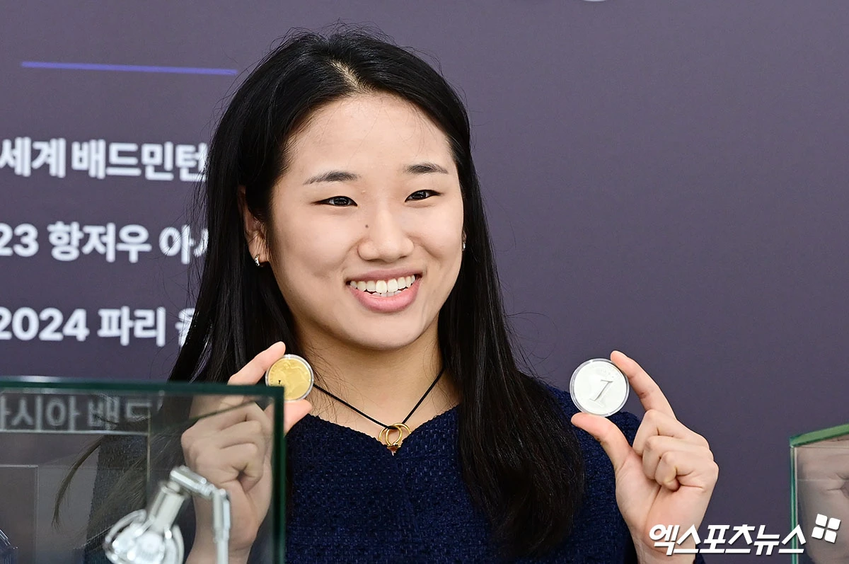 배드민턴 여자단식 세계랭킹 1위 안세영(삼성생명)이 빠르게 부상에서 회복해 세계선수권대회 복귀를 정조준하고 있다. 안세영은 29일 서울 요넥스코리아 서초사옥에서 공식 기념메달 공개식에 참석해 부상 회복 상태를 밝혔다. 그는 지난 14일 2026 세계배드민턴연맹(BWF) 일본오픈(슈퍼 750) 여자단식 32강전 도중 왼쪽 발에 불편함을 느꼈고, 이후 16강전을 앞두고 기권을 선언했다. 안세영은 몸 상태가 많이 좋아져 훈련에도 정상 참여하면서 오는 8월 17일부터 23일까지 인도 뉴델리에서 열리는 세계선수권대회를 목표로 준비 중이라고 밝혔다. 요넥스코리아, 박지영 기자