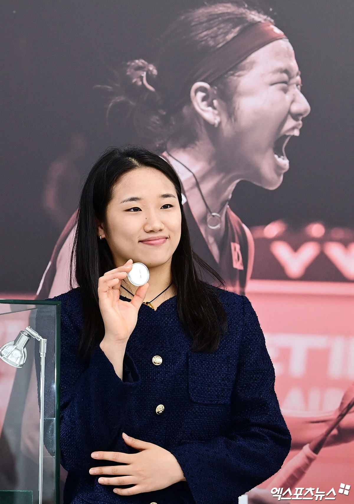 배드민턴 여자단식 세계랭킹 1위 안세영(삼성생명)이 빠르게 부상에서 회복해 세계선수권대회 복귀를 정조준하고 있다. 안세영은 29일 서울 요넥스코리아 서초사옥에서 공식 기념메달 공개식에 참석해 부상 회복 상태를 밝혔다. 그는 지난 14일 2026 세계배드민턴연맹(BWF) 일본오픈(슈퍼 750) 여자단식 32강전 도중 왼쪽 발에 불편함을 느꼈고, 이후 16강전을 앞두고 기권을 선언했다. 안세영은 몸 상태가 많이 좋아져 훈련에도 정상 참여하면서 오는 8월 17일부터 23일까지 인도 뉴델리에서 열리는 세계선수권대회를 목표로 준비 중이라고 밝혔다. 요넥스코리아, 박지영 기자