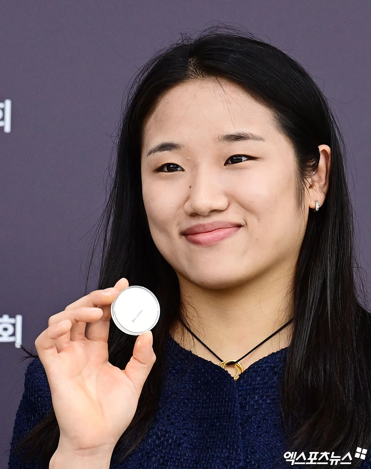 배드민턴 여자단식 세계랭킹 1위 안세영(삼성생명)이 빠르게 부상에서 회복해 세계선수권대회 복귀를 정조준하고 있다. 안세영은 29일 서울 요넥스코리아 서초사옥에서 공식 기념메달 공개식에 참석해 부상 회복 상태를 밝혔다. 그는 지난 14일 2026 세계배드민턴연맹(BWF) 일본오픈(슈퍼 750) 여자단식 32강전 도중 왼쪽 발에 불편함을 느꼈고, 이후 16강전을 앞두고 기권을 선언했다. 안세영은 몸 상태가 많이 좋아져 훈련에도 정상 참여하면서 오는 8월 17일부터 23일까지 인도 뉴델리에서 열리는 세계선수권대회를 목표로 준비 중이라고 밝혔다. 요넥스코리아, 박지영 기자