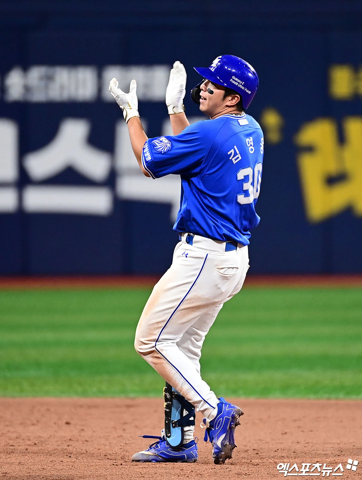 23일 오후 서울 구로구 고척스카이돔에서 열린 '2026 신한 SOL Bank KBO리그' 삼성 라이온즈와 키움 히어로즈의 경기, 연장 11회초 1사 2루 삼성 김영웅이 적시타를 친 뒤 상대 수비 실책을 틈타 2루까지 진루하며 기뻐하고 있다. 엑스포츠뉴스 DB