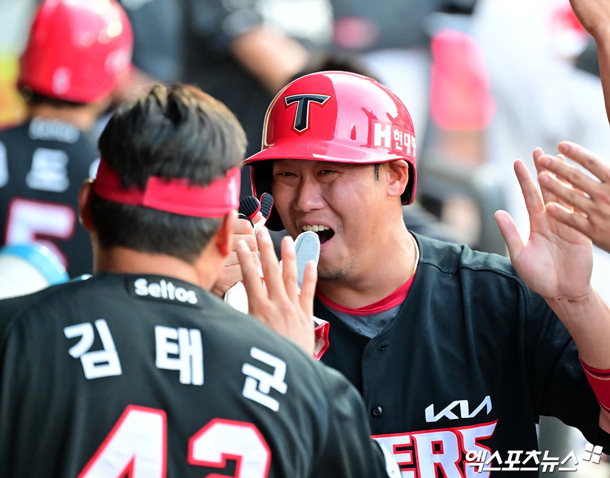29일 오후 대구삼성라이온즈파크에서 열린 '2026 신한 SOL Bank KBO리그' KIA 타이거즈와 삼성 라이온즈의 경기, 1회초 2사 만루 KIA 하주석이 박재현의 2타점 적시타때 득점에 성공한 뒤 하이파이브를 하고 있다. 대구, 김한준 기자