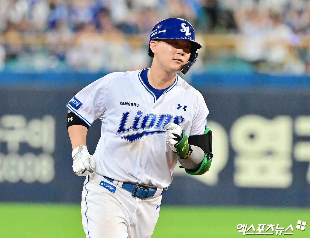 29일 오후 대구삼성라이온즈파크에서 열린 '2026 신한 SOL Bank KBO리그' KIA 타이거즈와 삼성 라이온즈의 경기, 5회말 1사 삼성 전병우가 솔로 홈런을 날린 후 그라운드를 돌고 있다. 대구, 김한준 기자