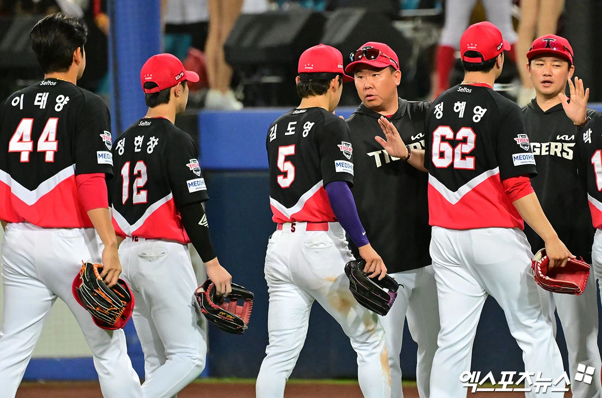 29일 오후 대구삼성라이온즈파크에서 열린 '2026 신한 SOL Bank KBO리그' KIA 타이거즈와 삼성 라이온즈의 경기, KIA가 1회 6점을 뽑아내는 공격력을 선보이며 삼성에 9:4로 승리했다. 이날 경기에서 승리한 KIA 이범호 감독이 선수들과 함께 기뻐하고 있다. 대구, 김한준 기자