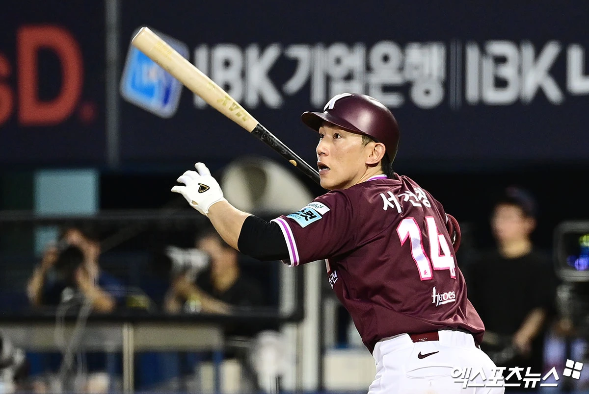 키움은 29일 서울 잠실구장에서 열린 2026 신한 SOL KBO리그 정규시즌 LG와 방문 경기에서 18-11로 승리했다. 전날 패배를 설욕한 리그 최하위 키움은 후반기 한 번도 연패에 빠지지 않는 안정적인 경기력을 유지했다. 키움의 후반기 성적은 7승 1무 4패다. 반면 3위 LG는 마운드가 무너지며 안타 23개를 허용, 구단 한 경기 최다 피안타 타이기록을 세울 뻔했다. LG의 한 경기 최다 피안타는 전신인 MBC 청룡 시절인 1986년 5월 10일 잠실 삼성 라이온즈전과 1997년 대구 삼성전에서 허용한 24개다. 잠실 박지영 기자